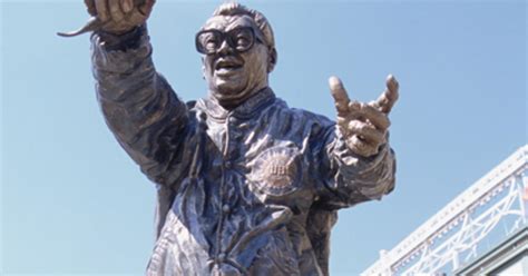 Harry Caray Statue Vandalized With 'Sox' Graffiti - CBS Chicago