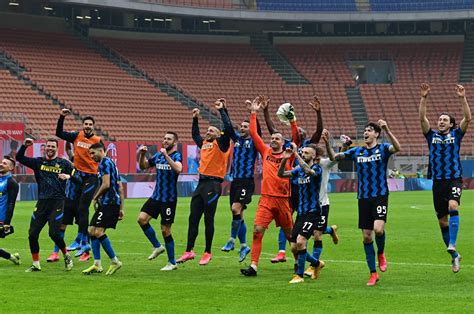 Inter claim 3-0 win in Milan derby to extend Serie A lead | Daily Sabah