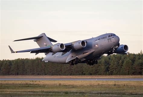 Which Air Forces Operate The C-17 Globemaster III?