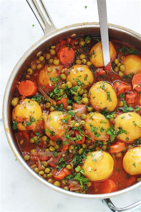 Petits pois, carottes et pommes de terre en sauce tomate (légumes ...