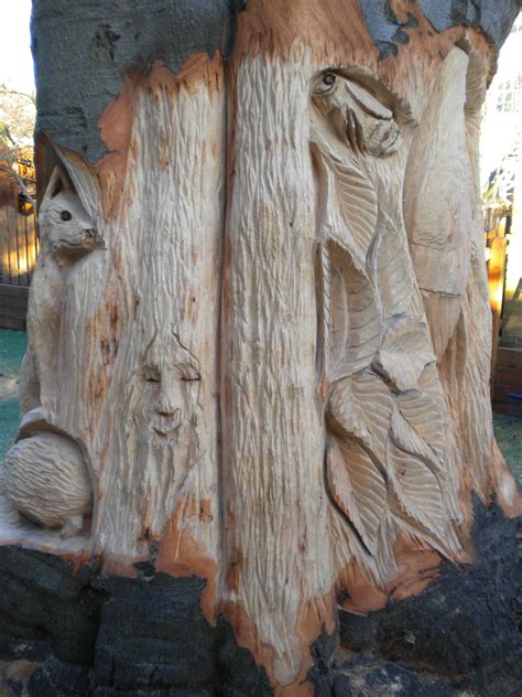 Leaves, a Bee and wood spirt carved into an old beech tree | Wood ...