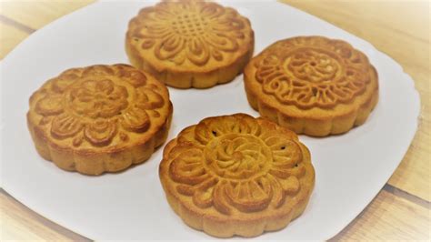 Christmas Flavour Mooncakes with Nuts and Seeds Filling - YouTube