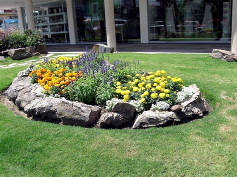 Excellent Garden Idea Applied With Circle Rock Garden Ideas Surrounding ...