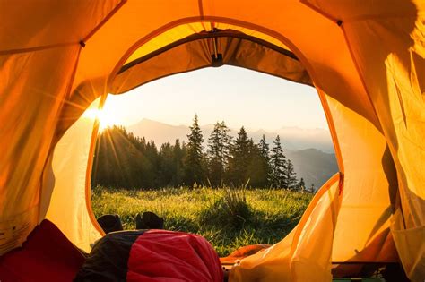 Camping und Zelten: Was man für Outdoor-Ferien einpacken sollte