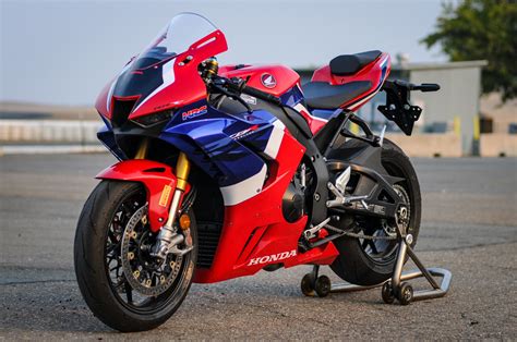 Up-Close with the Honda CBR1000RR-R Fireblade SP - Asphalt & Rubber