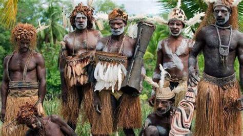 Pakaian Adat Suku Asmat : Beragam suku-suku bangsa di Indonesia. Jawa ...