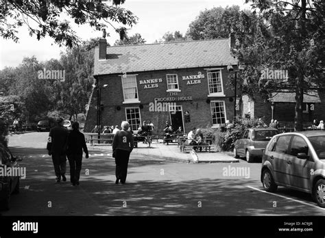 The Crooked House Pub, Dudley, UK Stock Photo - Alamy