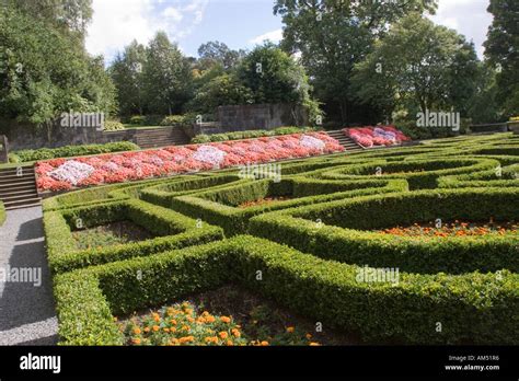 The gardens and Pollok House in the middle of Pollok Park Glasgow ...