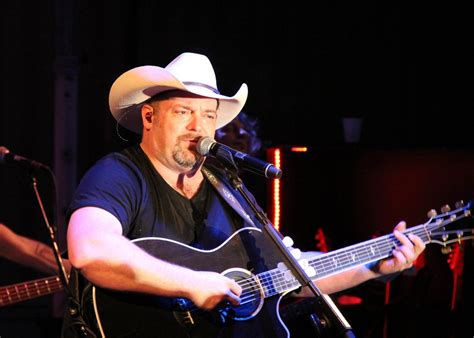 Singing a different tune: Country singer Chris Cagle brings shift in ...