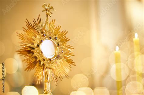 Foto de Ostensorial adoration in the catholic church do Stock | Adobe ...