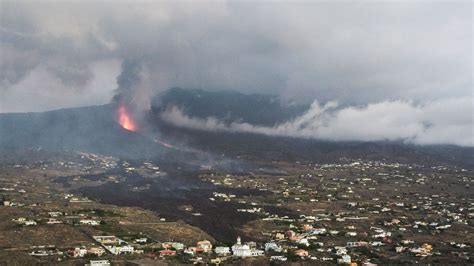 La Palma volcano eruption: Thousands of people evacuated with many ...