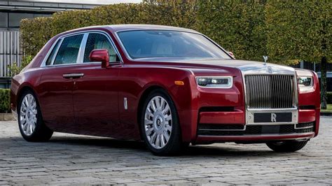 Rolls-Royce Red Phantom Has Tiny Crystal Particles In Its Paint