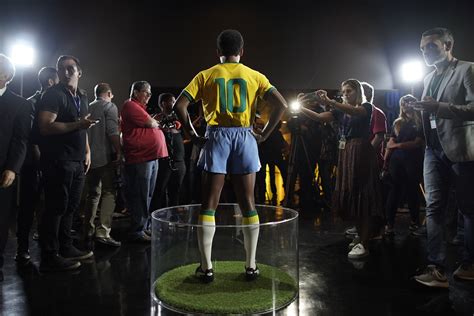 No Pelé for unveiling of statue to honor Brazil's 1970 team