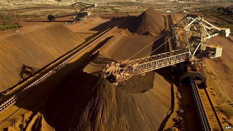 Australian mining towns reel from iron ore price dive - BBC News