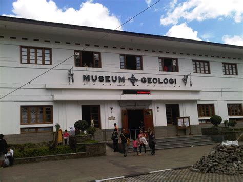 Berbagi itu Menyenangkan: Museum Geologi Bandung