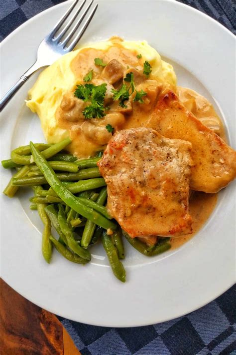 Schnitzel nature in mushroom cream sauce – Pizza Place Stafford