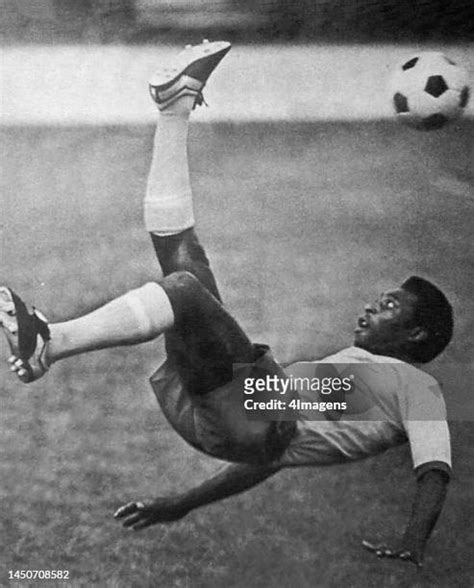 Pele Bicycle Kick Photos and Premium High Res Pictures - Getty Images