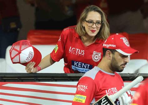 Yuvraj Singh's wife Hazel Keech cheers for KXIP as husband returns in ...