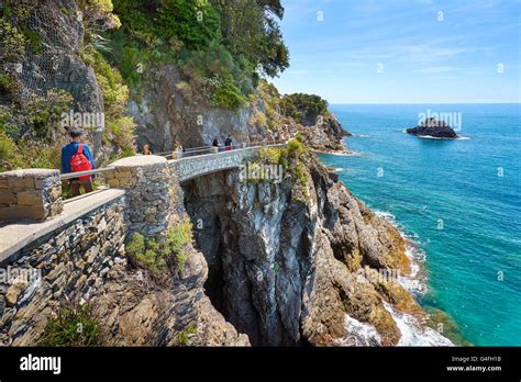 Tourist hiking trail from Monterosso to Vernazza, Cinque Terre Stock ...