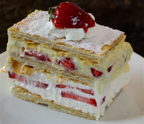 Cakes with strawberries and puff pastry