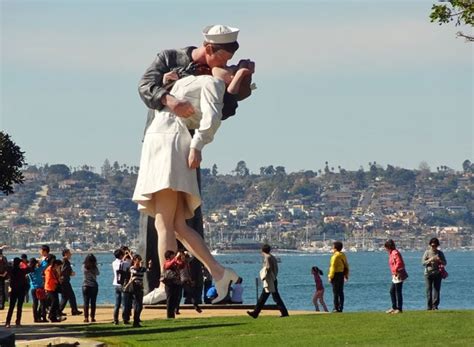 Kissing sailor statue in San Diego