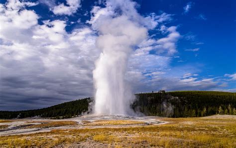 Old Faithful Geyser, Yellowstone NP, Wyoming, USA Foto & Bild | himmel ...