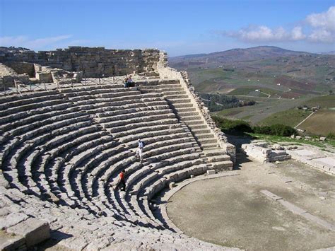 Bild "Theater mit Weitblick" zu Segesta Amphitheater in Sizilien ...