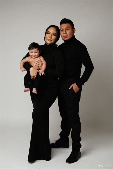 Arriba 87+ imagen family photo outfit ideas studio - Abzlocal.mx