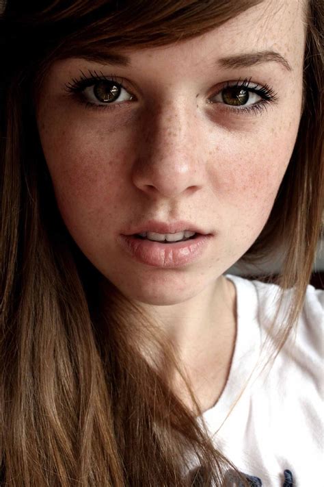 Brown eyes and freckles (X-Post from /r/prettygirls) : r/SexyFrex