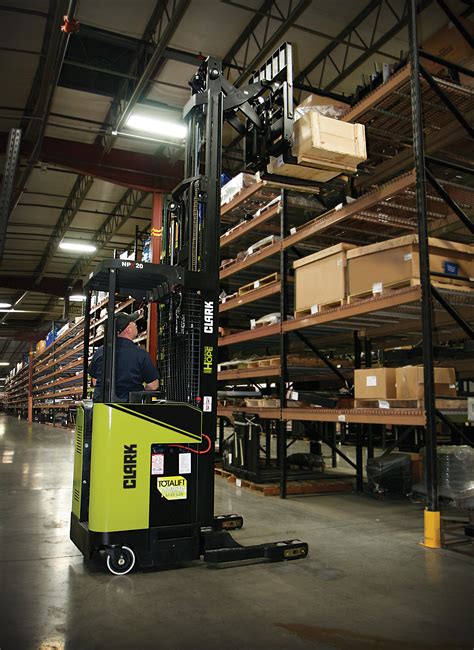 A Quick Guide to Narrow Aisle Forklifts for Warehousing Application