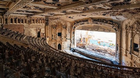 Explorando la escuela abandona más grande de Detroit