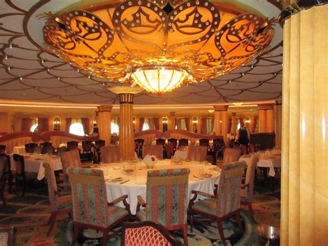 Dining on Disney Cruise Line®: Main Seating vs. Second Seating | Disney ...