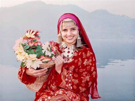 Traditional Dress of kashmir - Costumes of Jammu and Kashmir