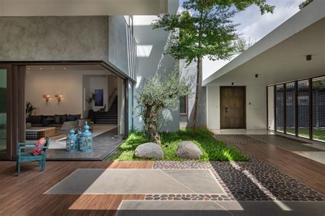 Gallery of Courtyard Villa / MORIQ - 1 | Modern courtyard, Courtyard ...