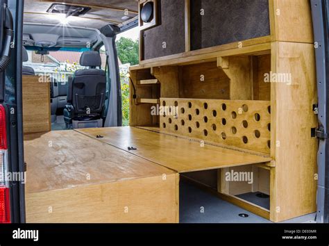 Vista interior de la Mercedes-Benz Sprinter 2500 camioneta de carga ...