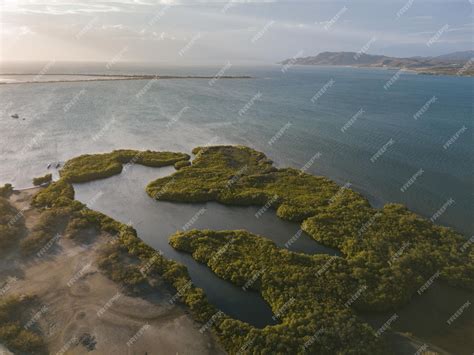 Paisaje de las dunas de bani rodeadas por el mar bajo la luz del sol en ...