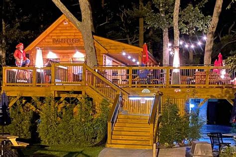 Branch Out and Try This 21-Plus Treehouse Tavern in Pembroke