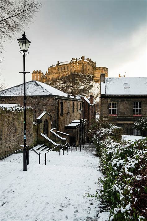 View of Edinburgh Castle in the snow from Vennel Steps in Edinburgh ...