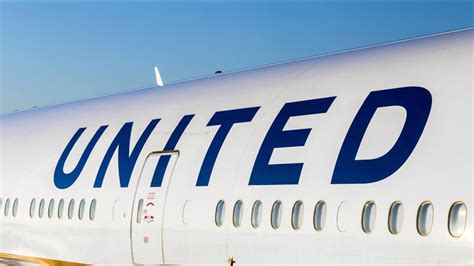 United pilots approve contract extension - ABC7 Chicago