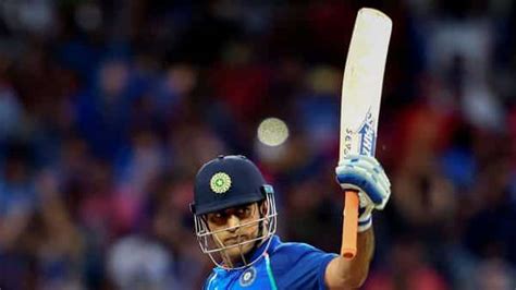 Dhoni’s retirement announcement on Instagram keeps social media abuzz