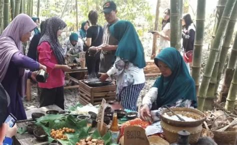 5 Pasar Tradisional Unik di Jawa Tengah yang Wajib Dikunjungi - GenPI ...