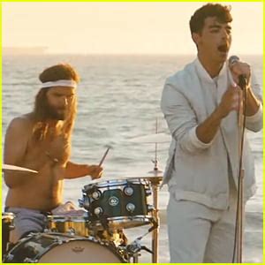 Joe Jonas Debuts DNCE’s ‘Cake By the Ocean’ Video Directed by Gigi ...