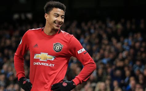 Lingard helps raise over £12,000 for the NHS : soccer