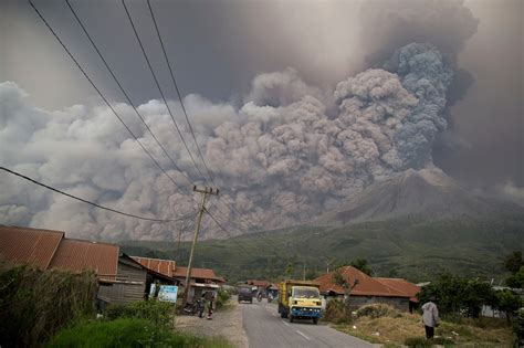 Der Vulkan Sinabung spuckt wieder Gas und Asche | NZZ