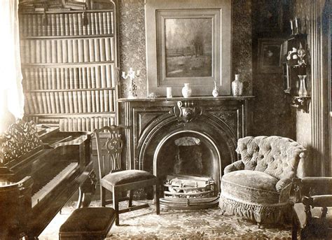 1900s living room with focus on the fireplace | Victorian homes ...