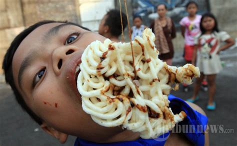 Begini Asal Mula Tradisi Lomba Makan Kerupuk Saat 17an - jadiberita.com