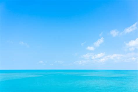 Belle vue sur l'océan tropical de la mer avec ciel bleu nuage blanc ...