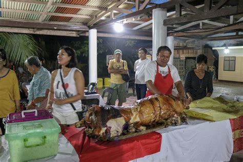 Filipino "Lechon" Roasting the traditional way. — Steemit