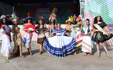 Pasarela y exposición de trajes típicos de cada departamento de Nicaragua