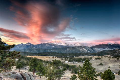 Sunrise over the Rocky Mountains in Rocky Mountain National Park ...